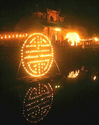 Cầu Trường Tiền Huế sẽ “bùng cháy” trong Festival - 4 Chữ Thọ soi bóng Hộ thành hào