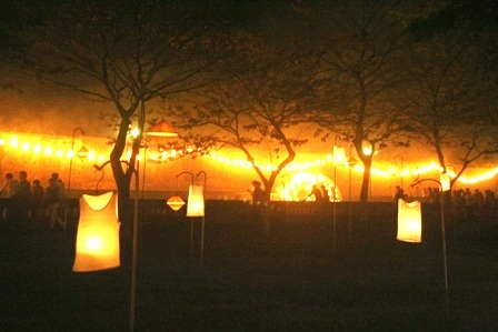 Những chiếc áo lửa trong bãi cỏ ở Thành nội Huế (ảnh: Đại Dương)