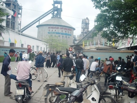 Dân chặn ở cổng nhà máy