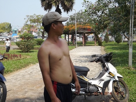 Anh bán hàng rong bị mất cắp tiền trong khi cứu người - 1 Anh Tuân sau khi cứu người lên đã bị mất cái ví