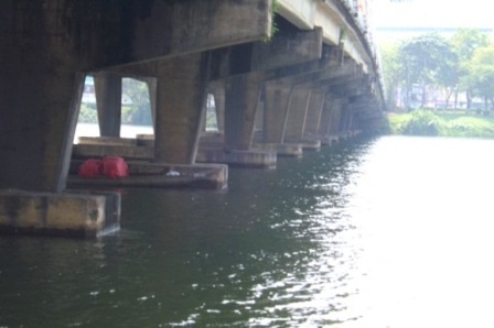 Anh bán hàng rong bị mất cắp tiền trong khi cứu người - 2 Địa điểm anh Tuân cứu người phụ nữ tự tử