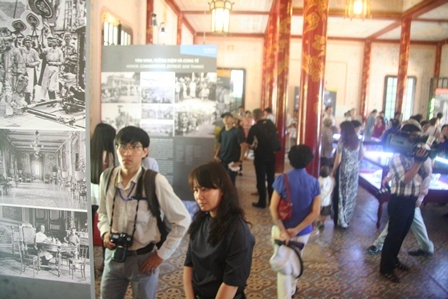 Toàn cảnh không gian triển lãm tại Tả Vu