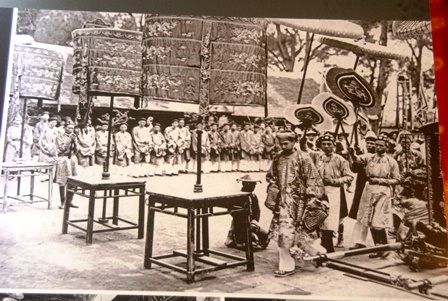 Vua Khải Định trong một buổi lễ với nhiều nghi thức, lễ vật cầu kỳ