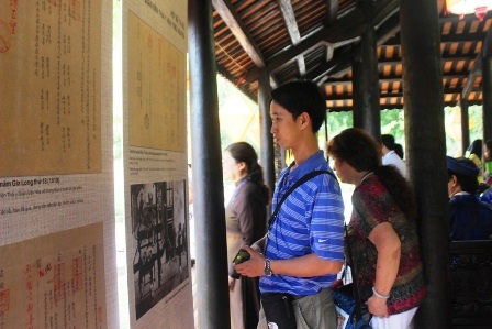 Xem Ngự y triều Nguyễn bắt mạch chữa bệnh - 4 Du khách thích thú tham quan không gian Thái Y Đường