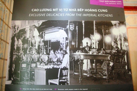 Hình ảnh một bữa đại tiệc triều đình và vua dùng bữa ăn một mình với quan đứng hầu