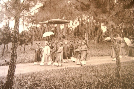 Cung nữ trẻ vừa được tiến cung