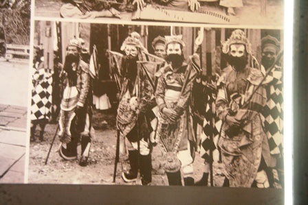 Gánh hát tuồng cung đình phục vụ cho vua xem