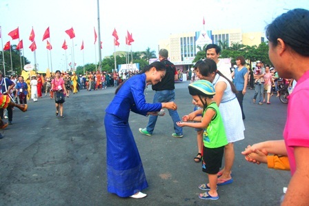 Tục tưới nước lấy hên của các thiếu nữ Lào cho người dân ven đường