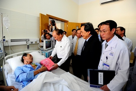 Phó thủ tướng thăm BV Trung ương Huế - 2 Phó thủ tướng thăm BV Trung ương Huế