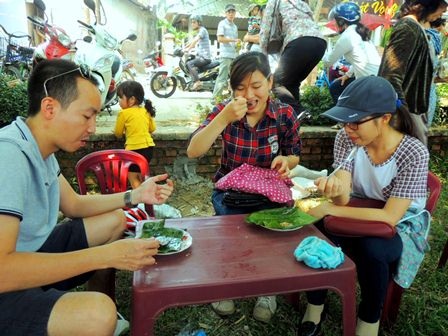 Thân thương phiên chợ quê bên cầu ngói Thanh Toàn - 6 Du khách thích thú ăn bánh nậm còn nóng hổi