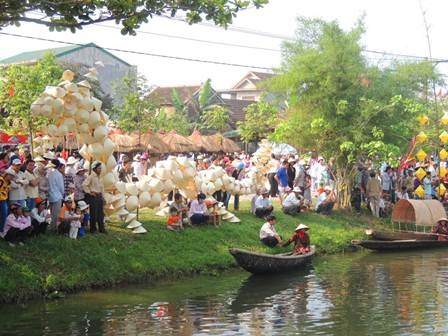 Thân thương phiên chợ quê bên cầu ngói Thanh Toàn - 2 Quang cảnh chợ quê