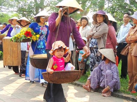 Thân thương phiên chợ quê bên cầu ngói Thanh Toàn - 3 Em bé được mẹ gánh đi chơi trên đôi đong gánh rất dễ thương