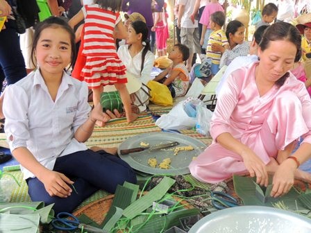 Thân thương phiên chợ quê bên cầu ngói Thanh Toàn - 1 Các em học sinh được hướng dẫn làm bánh chưng cùng các mệ, các o