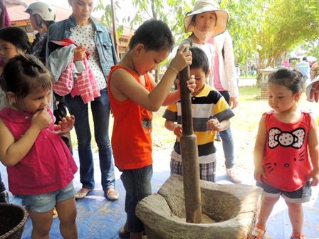Thân thương phiên chợ quê bên cầu ngói Thanh Toàn - 4 Các bé du khách tập giã gạo