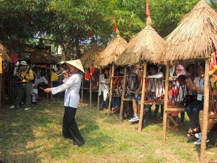 Thân thương phiên chợ quê bên cầu ngói Thanh Toàn - 7 Trò chơi bài chòi đầy thú vị