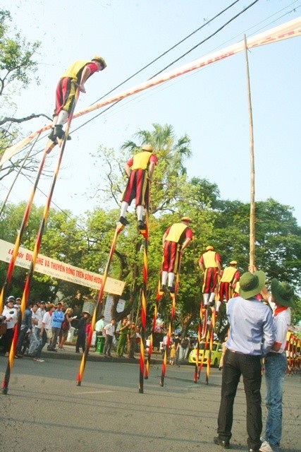 Các tình nguyện viên phải dùng sào để đẩy các băng rôn cho cà kheo đi qua