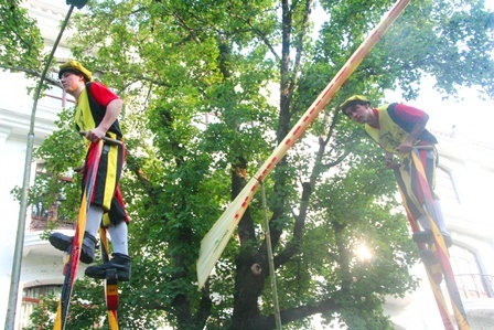 Nhiều lần các cà kheo cao nhất phải thấp đầu chun qua chướng ngại vật