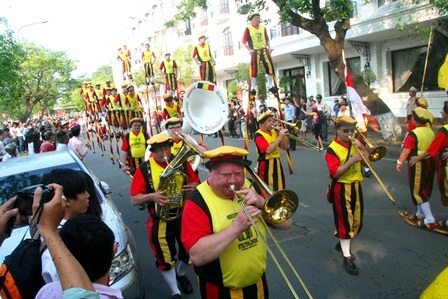 Tiếng nhạc rộn rã của đội nhạc công đi theo cà kheo