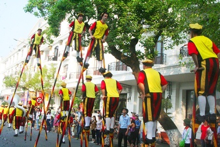 Cà kheo lớn đi qua đầu cà kheo nhỏ