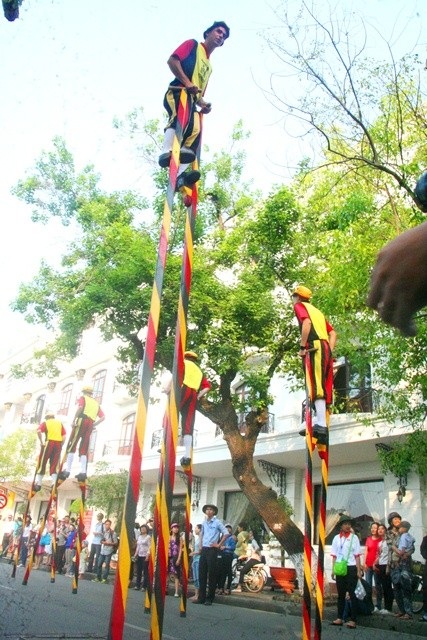 Một chàng cà kheo cao nhất đứng nhìn người dân Huế từ trên cao