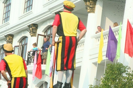 Chiều cao cà kheo vươn tới tầng 2 của khách sạn Morin