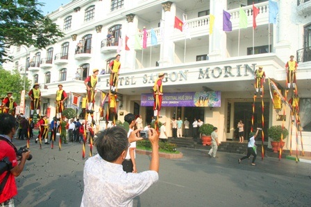 Nhiều người dân, khách du lịch thích thú chụp lại hình ảnh hiếm hoi về cà kheo giữa phố