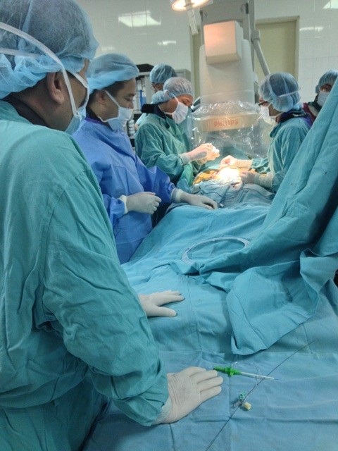 Thay van động mạch chủ qua ống thông đầu tiên tại miền Trung