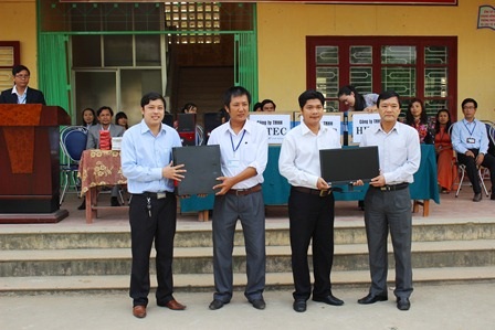 Tặng máy vi tính cho trường học vùng sâu - 1 Hội Doanh nhân trẻ tỉnh Thừa Thiên - Huế tặng máy vi tính đến các trường vùng sâu.