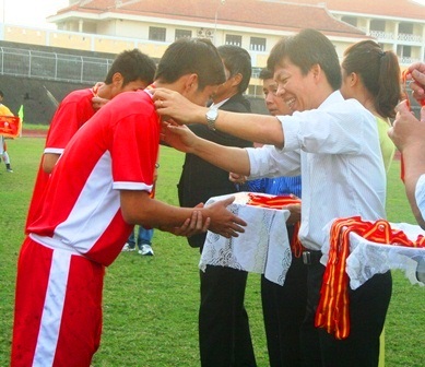 Phần trao huy chương vàng cho Khoa Giáo dục Thể chất, ĐH Huế