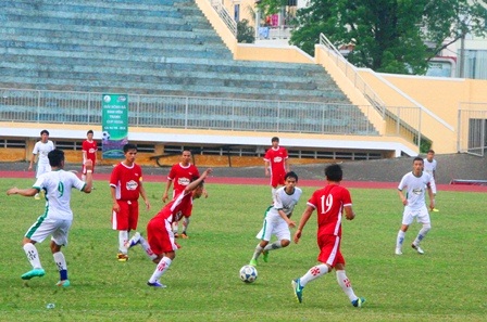 Đội khoa Giáo dục Thể chất (áo đỏ) và ĐH Kinh tế Huế so tài quyết liệt