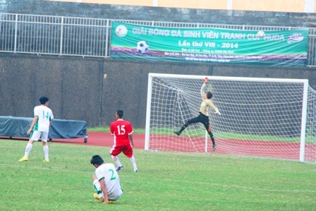 Một pha cứu thua xuất sắc của thủ thành đội ĐH Kinh tế Huế