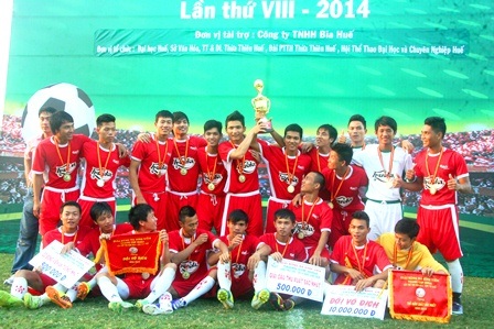 Niềm vui của các cầu thủ Khoa Giáo dục Thể chất khi đạt chức Vô địch