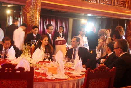 Thủ tướng Bulgari tham quan cố đô Huế - 14 Thủ tướng Plamen Oreshaski dự yến tiệc tại Duyệt Thị Đường, nhà hát cổ xưa nhất Huế trong Đại Nội