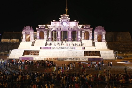 Ngắm sân khấu “khủng” đẹp lộng lẫy của Festival Huế 2014 - 1 Toàn cảnh sân khấu “khủng” nhìn từ khu vực khán đài cao nhất