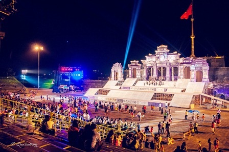 Ngắm sân khấu “khủng” đẹp lộng lẫy của Festival Huế 2014 - 2 Sân khấu lộng lẫy, hoành tráng, được xem là đẹp nhất trong các kỳ Festival Huế