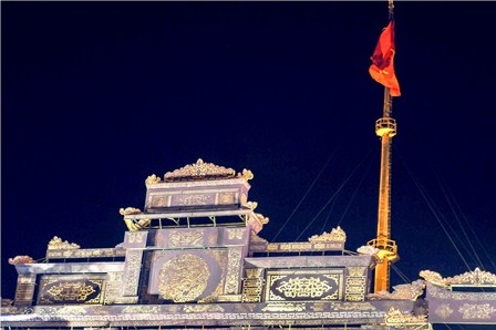 Ngắm sân khấu “khủng” đẹp lộng lẫy của Festival Huế 2014 - 5 Phần đỉnh của sân khấu rất cao, gần bằng chiều cao của cột cờ trên Kỳ đài