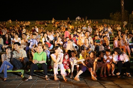 Ngắm sân khấu “khủng” đẹp lộng lẫy của Festival Huế 2014 - 6 Phần đỉnh của sân khấu rất cao, gần bằng chiều cao của cột cờ trên Kỳ đài