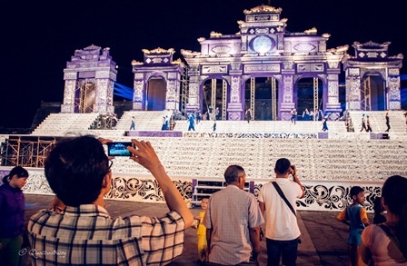 Ngắm sân khấu “khủng” đẹp lộng lẫy của Festival Huế 2014 - 8 Khách du lịch ghi lại hình ảnh sân khấu khủng