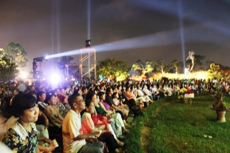Lắng đọng với “Chút thiên thu còn mãi”: - 3 Đông đảo khán giả đến với đêm Chút thiên thu còn mãi