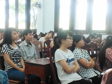 Các SV Luật chăm chú nghe các kiến thức bổ ích về xin việc.