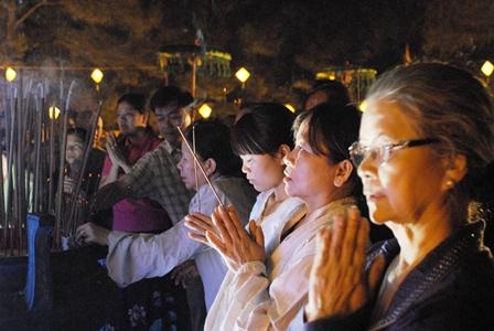 Thiêng liêng lễ tế đàn thần Trời trong đêm khuya - 17 Người dân Huế lên đàn rất đông nguyện cầu