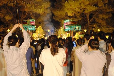 Thiêng liêng lễ tế đàn thần Trời trong đêm khuya - 18 Người dân Huế lên đàn rất đông nguyện cầu