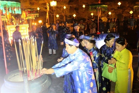 Thiêng liêng lễ tế đàn thần Trời trong đêm khuya - 15 ... và thắp hương trước đàn khẩn cầu
