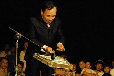 “Quái kiệt” biến ống pô xe, cánh cửa thành... nhạc cụ - 2 Chuông gió trở thành nhạc cụ gõ