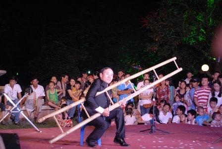 “Quái kiệt” biến ống pô xe, cánh cửa thành... nhạc cụ - 4 Dùng thang làm đàn