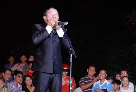 “Quái kiệt” biến ống pô xe, cánh cửa thành... nhạc cụ - 5 Gần như bất cứ vật gì vào tay ông đều có thể trở thành nhạc cụ