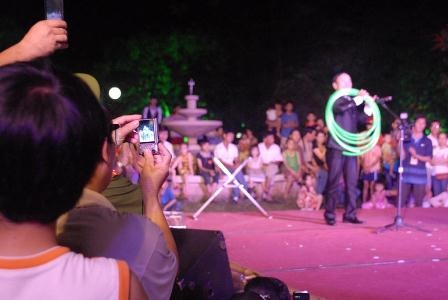“Quái kiệt” biến ống pô xe, cánh cửa thành... nhạc cụ - 13 Nhiều người thích thú ghi hình lại buổi diễn kỳ thú của nghệ sĩ Mai Đình Tới