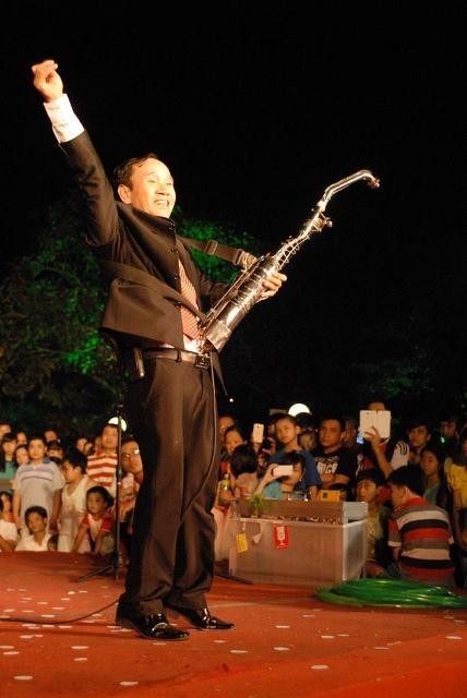 “Quái kiệt” biến ống pô xe, cánh cửa thành... nhạc cụ - 8 Phiêu với chiếc ống pô xe máy