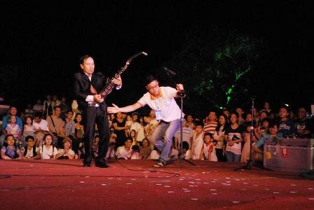 “Quái kiệt” biến ống pô xe, cánh cửa thành... nhạc cụ - 9 Phiêu với chiếc ống pô xe máy