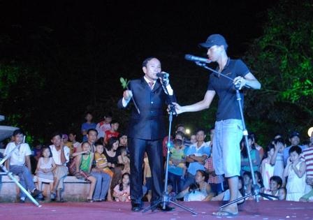 “Quái kiệt” biến ống pô xe, cánh cửa thành... nhạc cụ - 10 Quái kiệt ngẫu hứng xuống sân khấu bẻ một cành lá để thối sáo